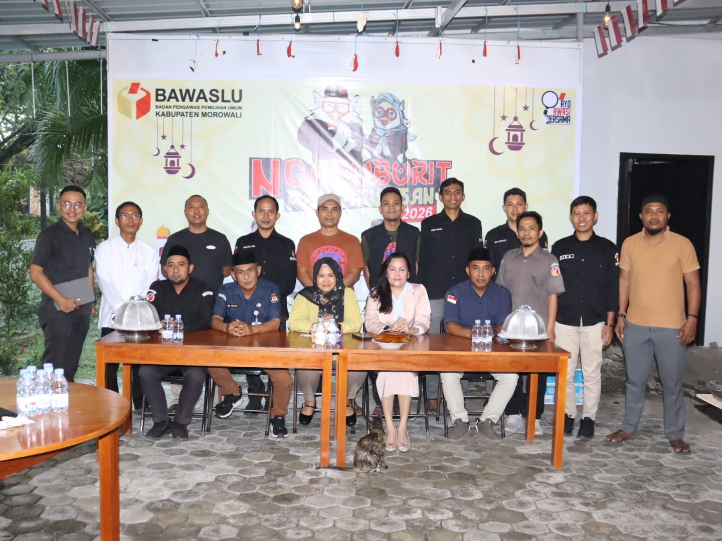 Bawaslu Morowali melaksanakan Ngabuburit Pengawasan dengan mengundang KPU Kabupaten Morowali