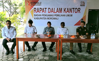 Kegiatan rapat dalam kantor yang digelar oleh Bawaslu Kabupaten Morowali, Sulawesi Tengah.